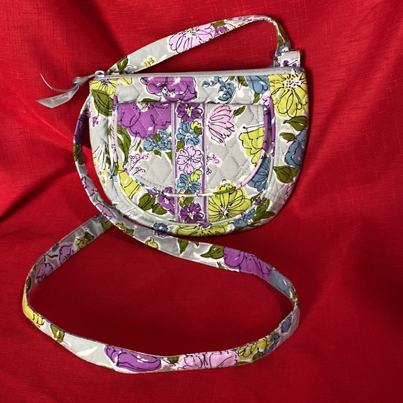 VERA BRADLEY CROSS BODY SMALL PURSE FLOWERS ON GRAY BACKGROUND GUC - Picture 2 of 12